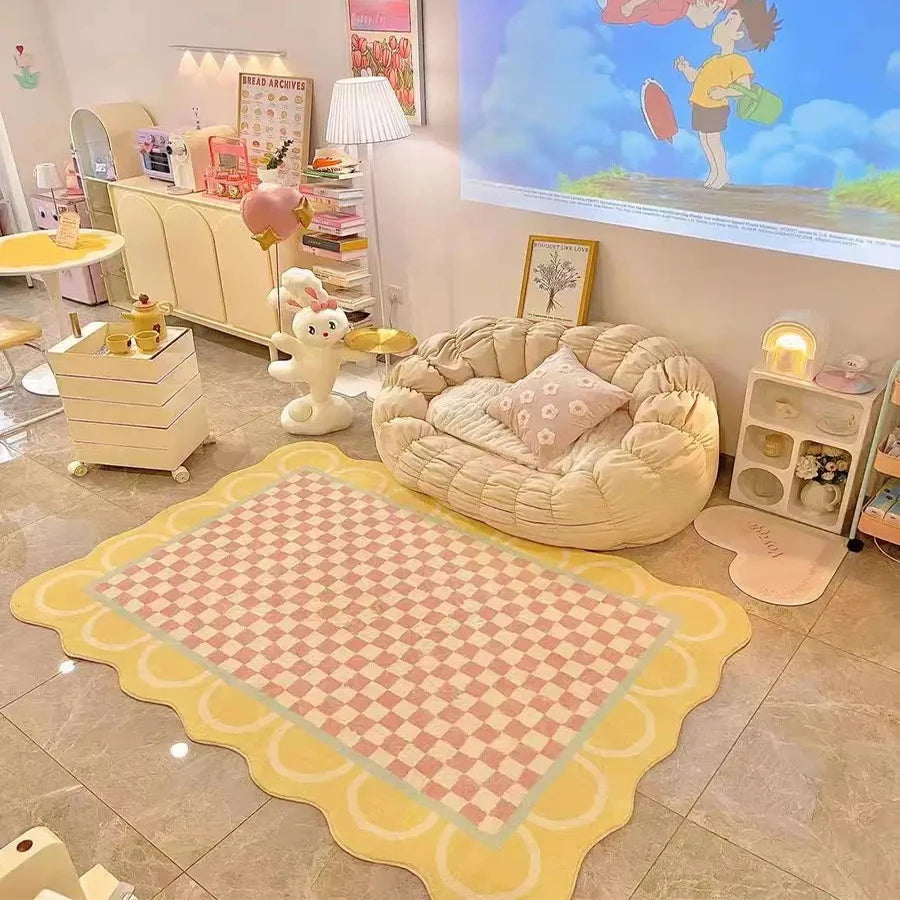 Une chambre d'enfant décorée avec des meubles, des jouets et un grand tapis décoratif aux motifs géométriques jaune et rose.