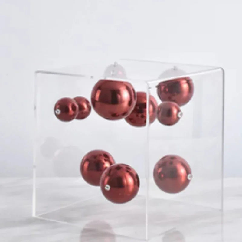 décoration moderne cube transparent boules colorées rouge bleu argent doré minimalistes