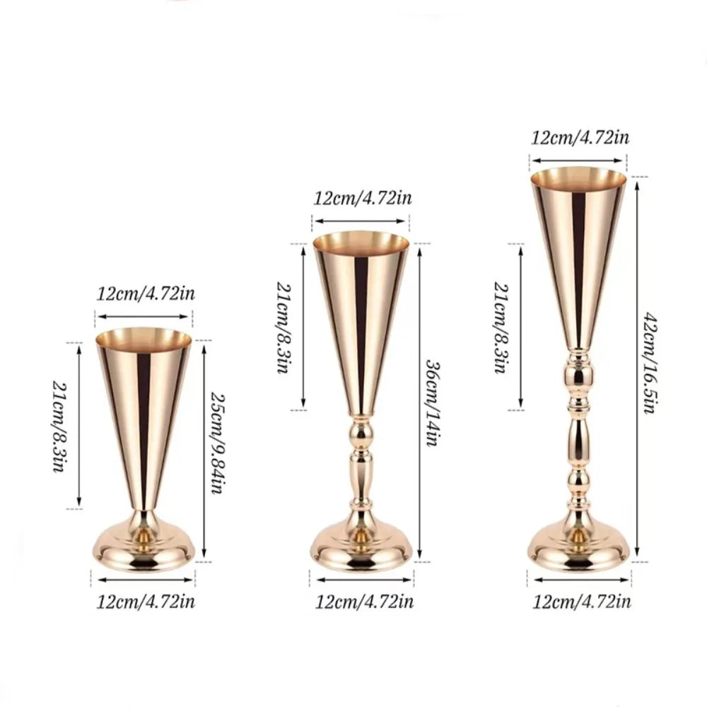 vases dorés classiques ornements floraux fleurs artificielles table mariage romantique