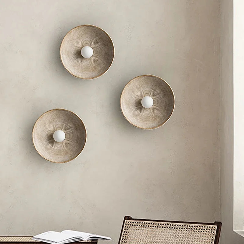 Détail de l'applique murale en frêne avec abat-jour blanc