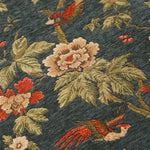 Cette image représente un motif floral élégant et coloré avec des fleurs et des feuilles sur un fond sombre, créant une atmosphère riche et luxueuse.