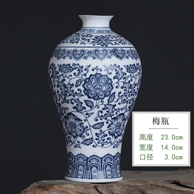 Un beau vase en porcelaine blanche et bleue avec un motif floral ornemental.