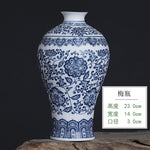 Un beau vase en porcelaine blanche et bleue avec un motif floral ornemental.