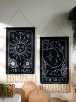 Tapisserie murale style Boho avec motif soleil et lune noir dans une chambre