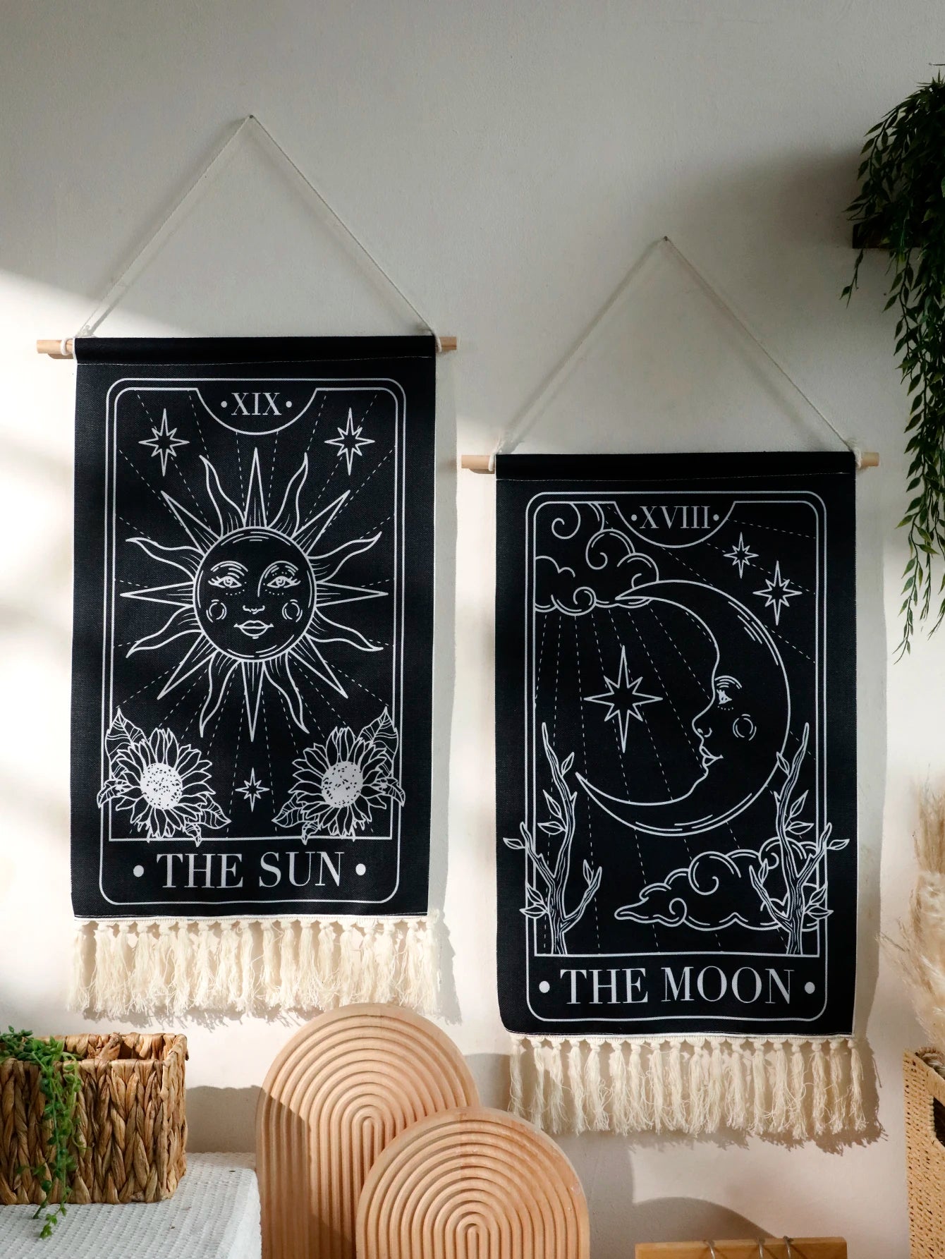 Tapisserie murale style Boho avec motif soleil et lune noir dans une chambre