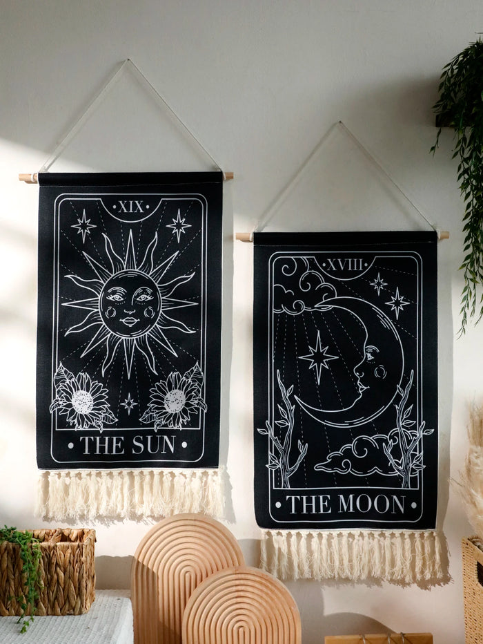 Tapisserie murale style Boho avec motif soleil et lune noir dans une chambre