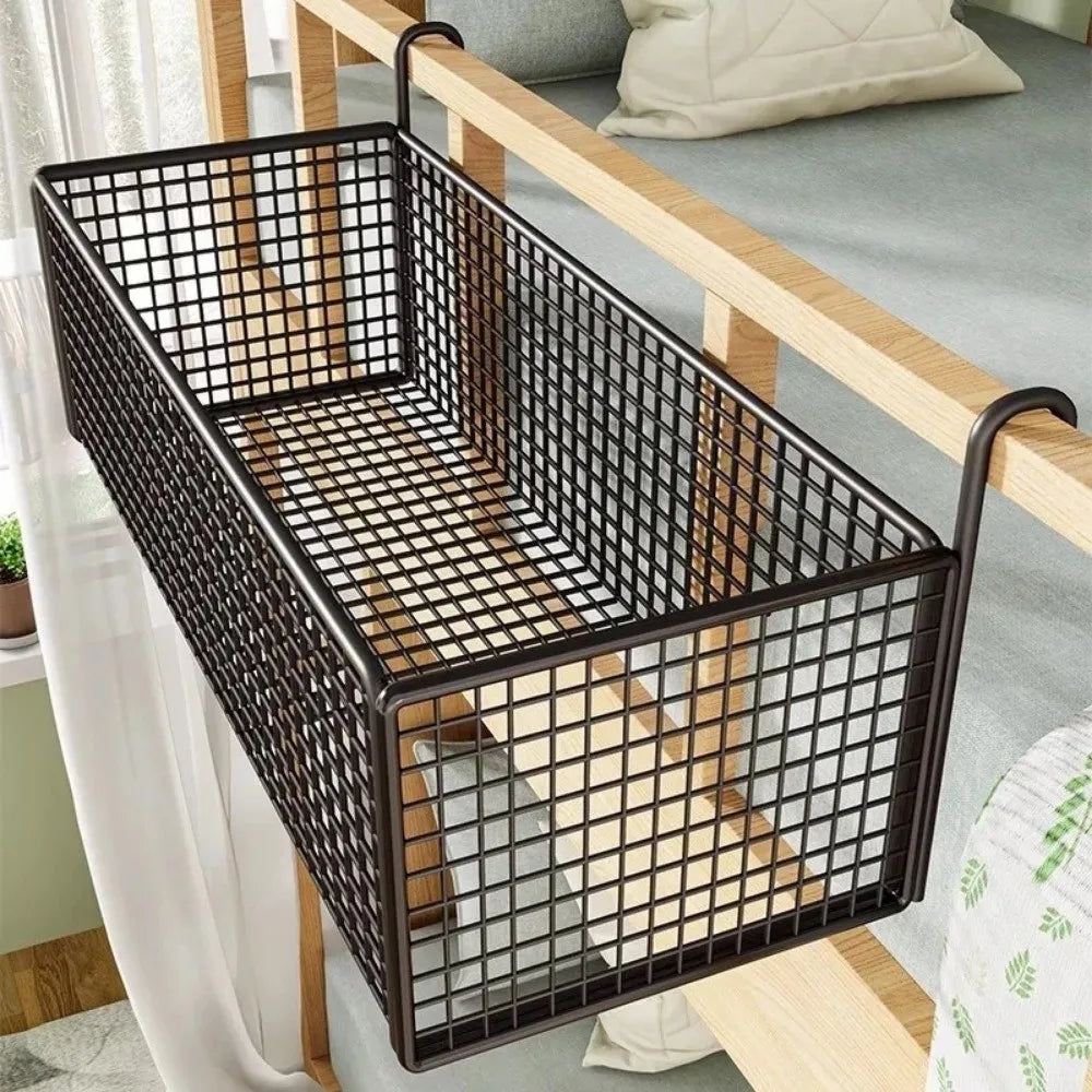 panier suspendu moderne noir blanc maille fine crochets métalliques rangement chambre chevet livres bouteilles