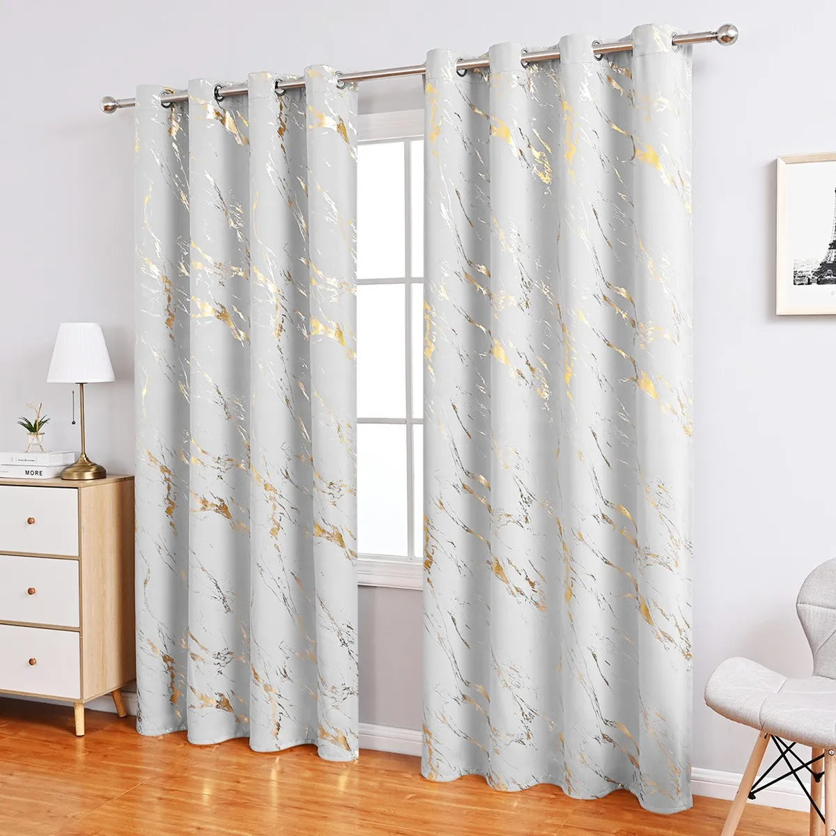 Rideaux luxueux en tissu argenté brillant, drapés élégamment dans un salon contemporain. Ces rideaux couleur argent ajoutent une touche de sophistication et de modernité à l'espace, idéals pour améliorer l'esthétique de votre maison.