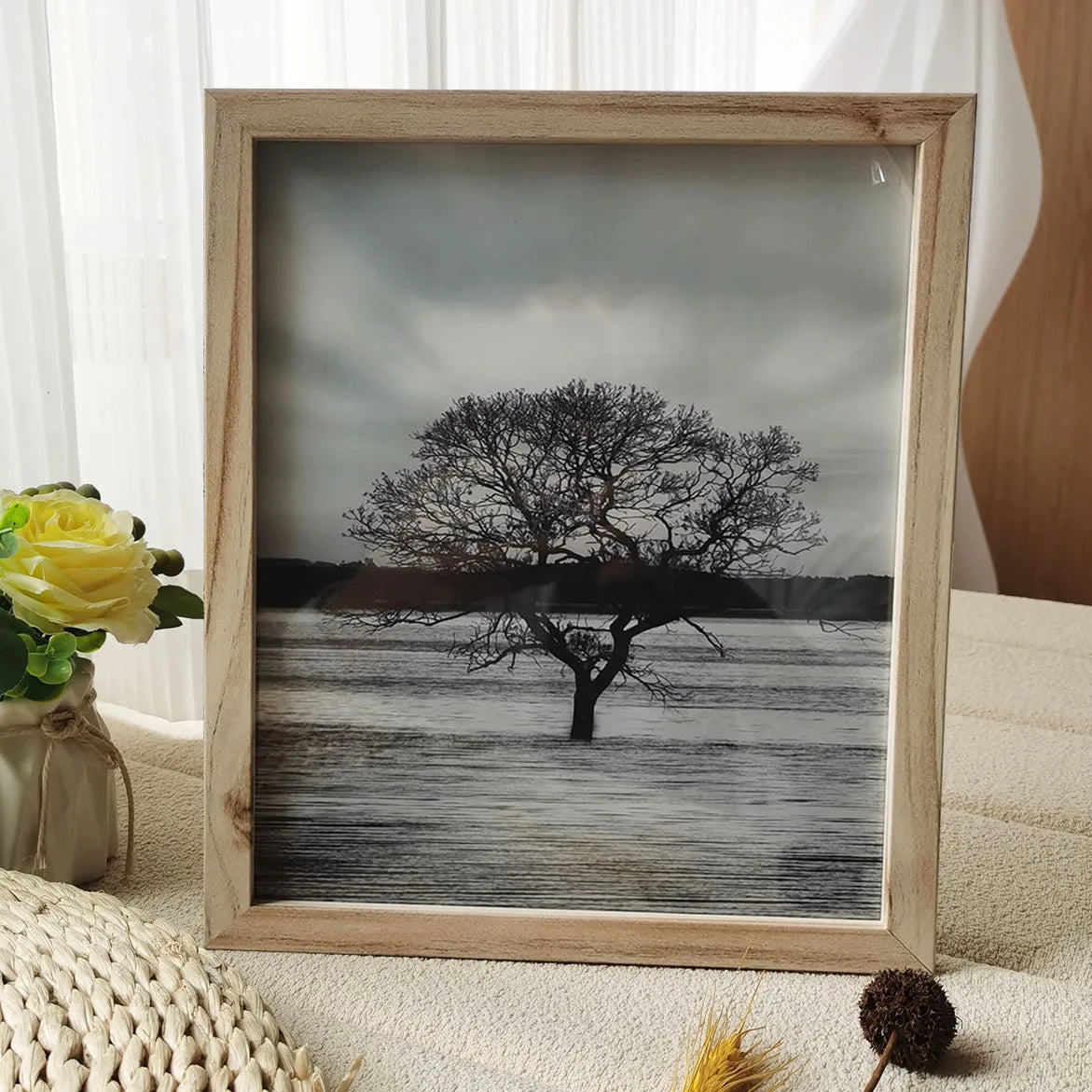Cadre photo en bois rustique 10x15 sur mur blanc