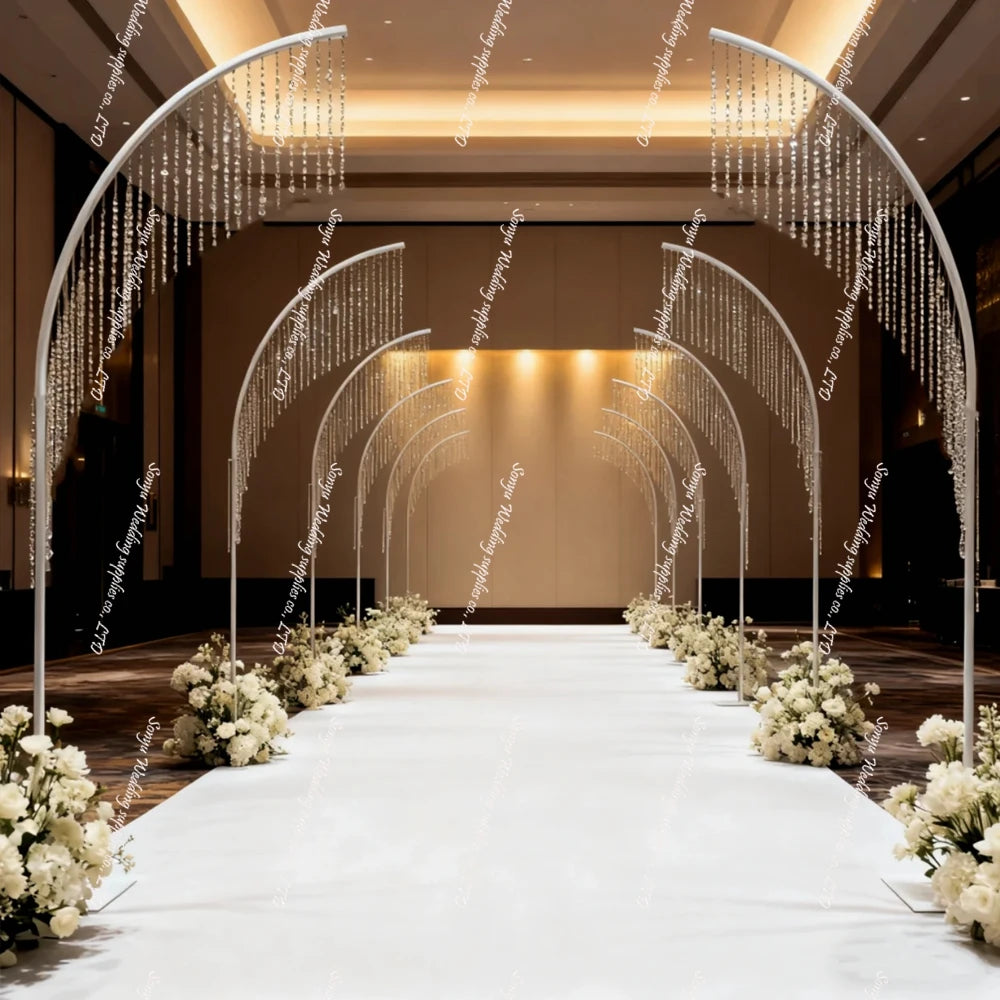 arche decorative blanche or strass brillante moderne elegante fleurs blanches h280cm h290cm h300cm
