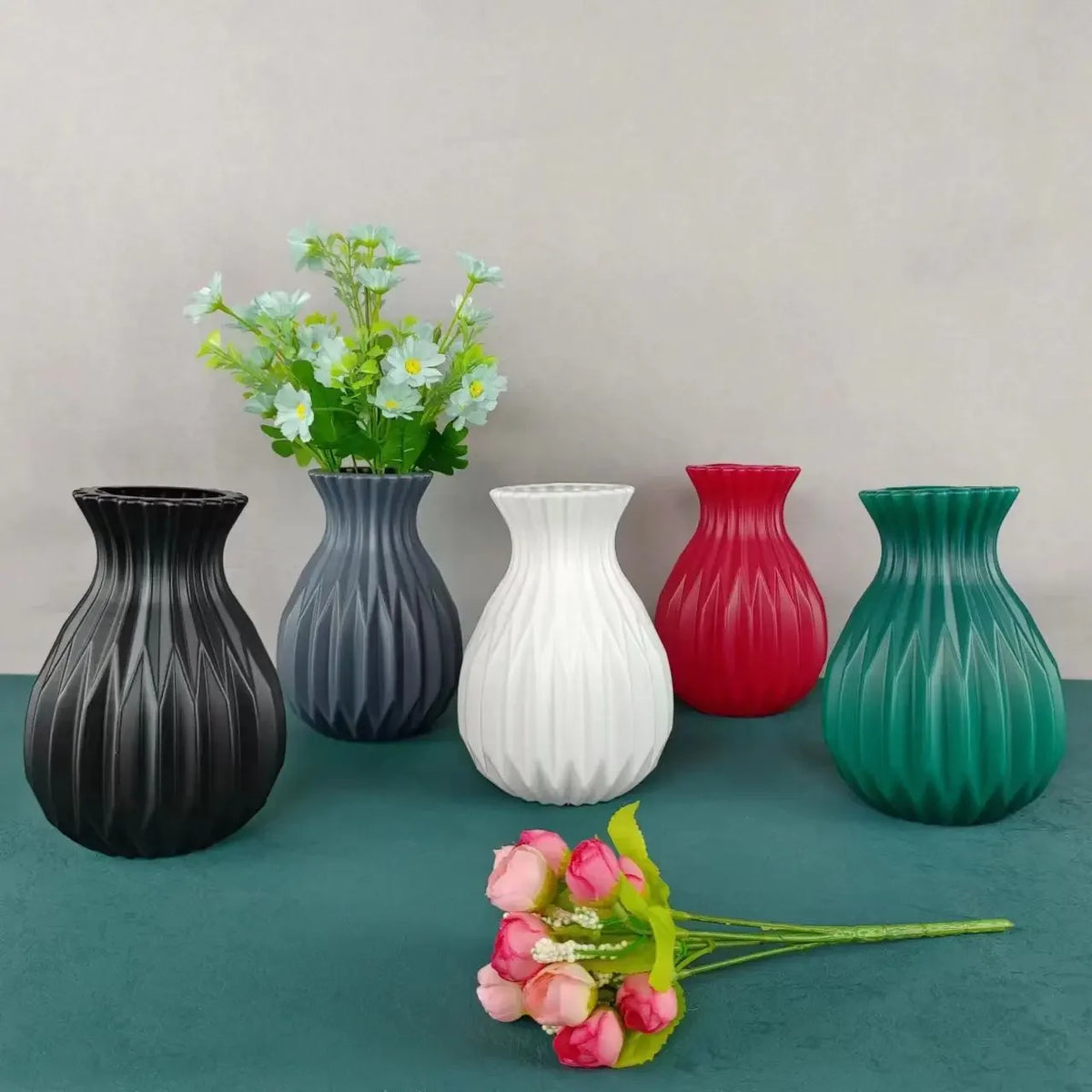 vase moderne rayures verticales blanc noir vert rouge table decoration fleurs salon