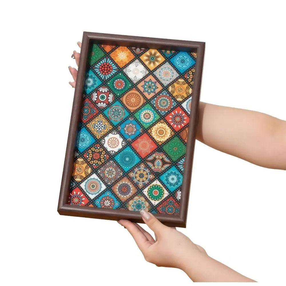 plateau rangement bois marron foncé motifs géométriques colorés vaisselle décoration traditionnelle maison