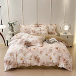 Ce lit douillet est paré d'un magnifique ensemble de draps et de taies d'oreiller ornés de délicates fleurs roses sur un fond clair, créant une atmosphère romantique et paisible dans cette chambre.