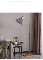 lampe sol moderne or bois ampoule e27 plissée base circulaire hauteur 125cm