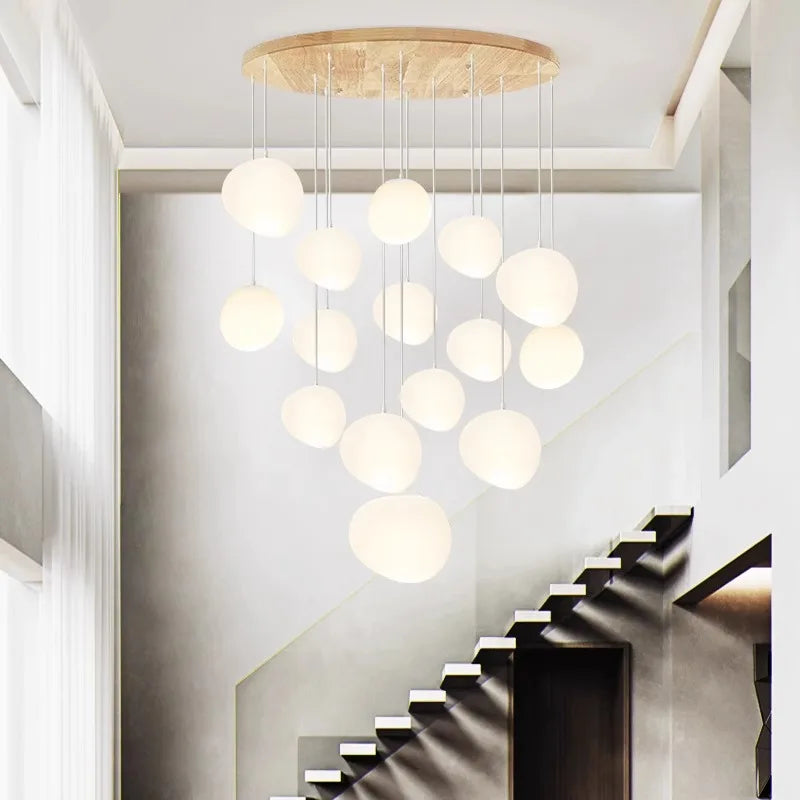 Détail du lustre LED suspendu montrant les ampoules et la suspension en cordon