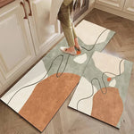 Ce tapis aux formes organiques et aux couleurs naturelles crée une ambiance chaleureuse et apaisante dans cette pièce.