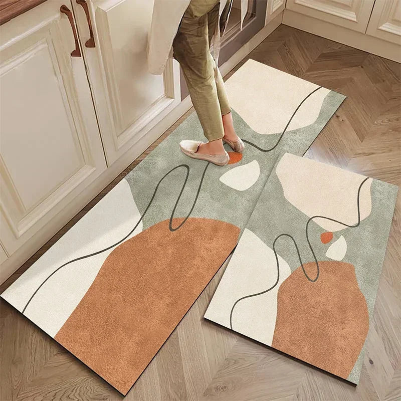 Ce tapis aux formes organiques et aux couleurs naturelles crée une ambiance chaleureuse et apaisante dans cette pièce.