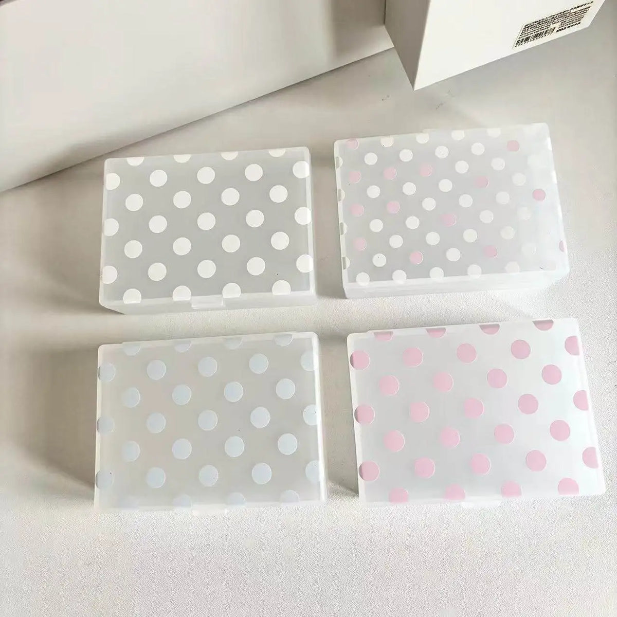 boîtes rangement réutilisables moderne blanc rose bleu marine noires points unis respectueux environnement