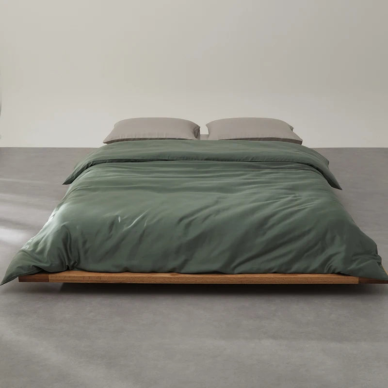 Parure de lit vert olive en lyocell et bambou sur un lit
