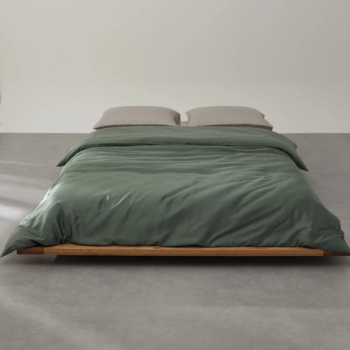 Parure de lit vert olive en lyocell et bambou sur un lit