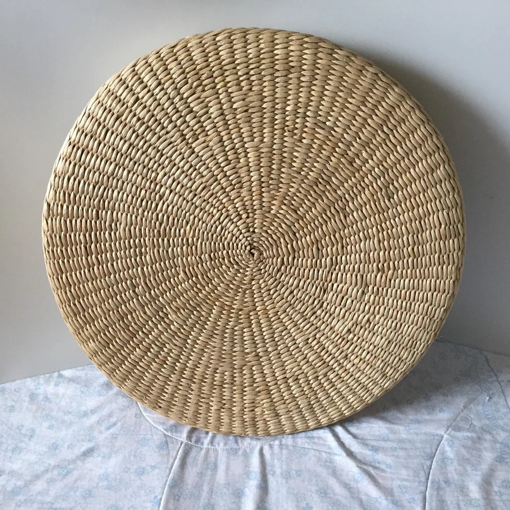 Vue de dessus du pouf montrant le motif rayé crocheté