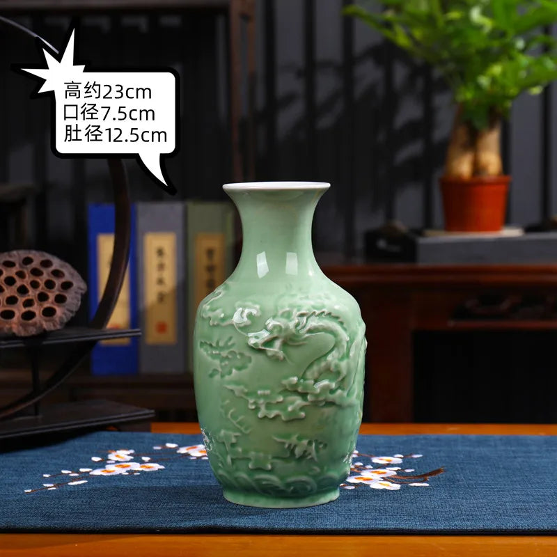 Vase en céramique de forme élancée avec un motif de nuages sculptés en relief sur un fond vert pâle.