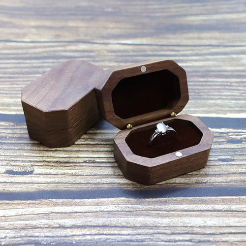 boîte bijoux marron coffret bois clips dorés anneaux solitaires moderne emballage cadeau rangement mariage