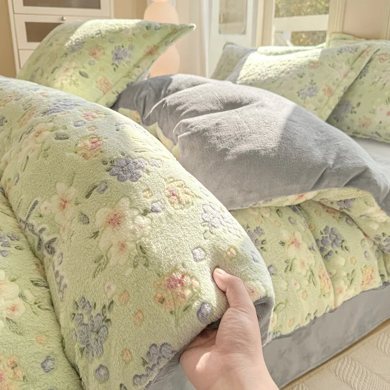 Housse de couette gris clair dans une chambre décorée