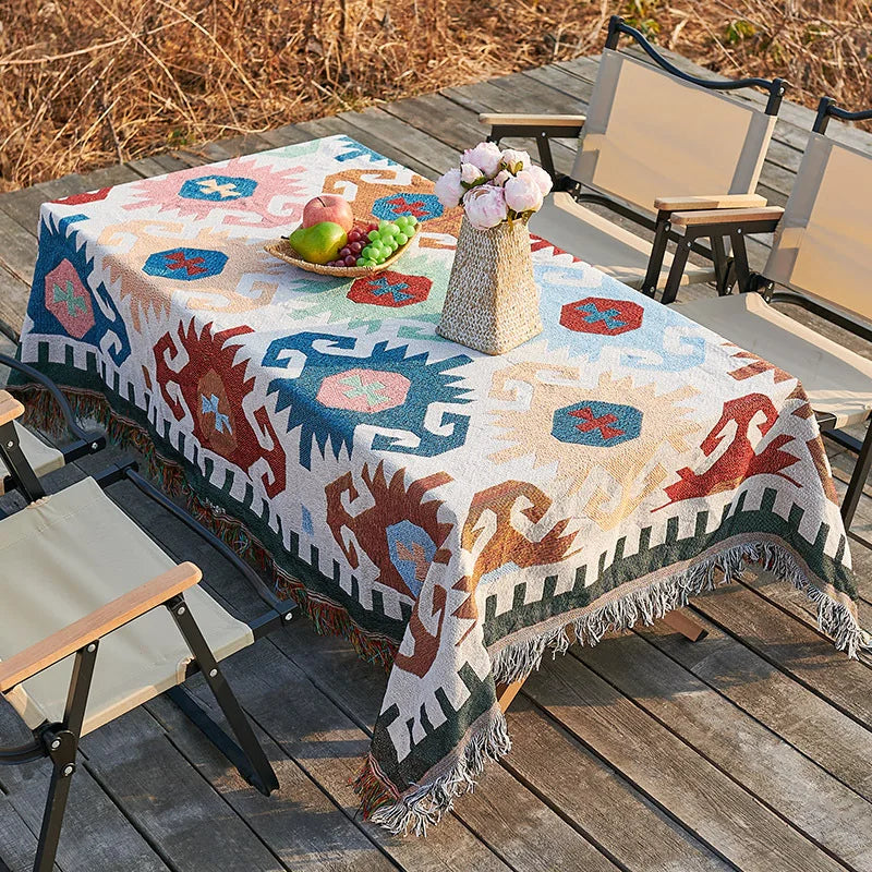 serviette table moderne ethnique motifs géométriques franges couleurs vives blanc bleu orange rouge noir