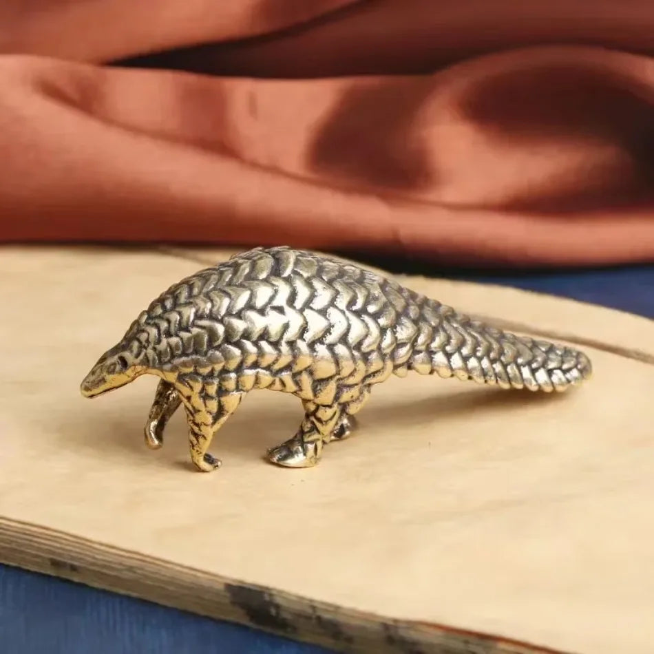 ornement métallique statuette pangolin doré émaillé écailles animalier décoration maison