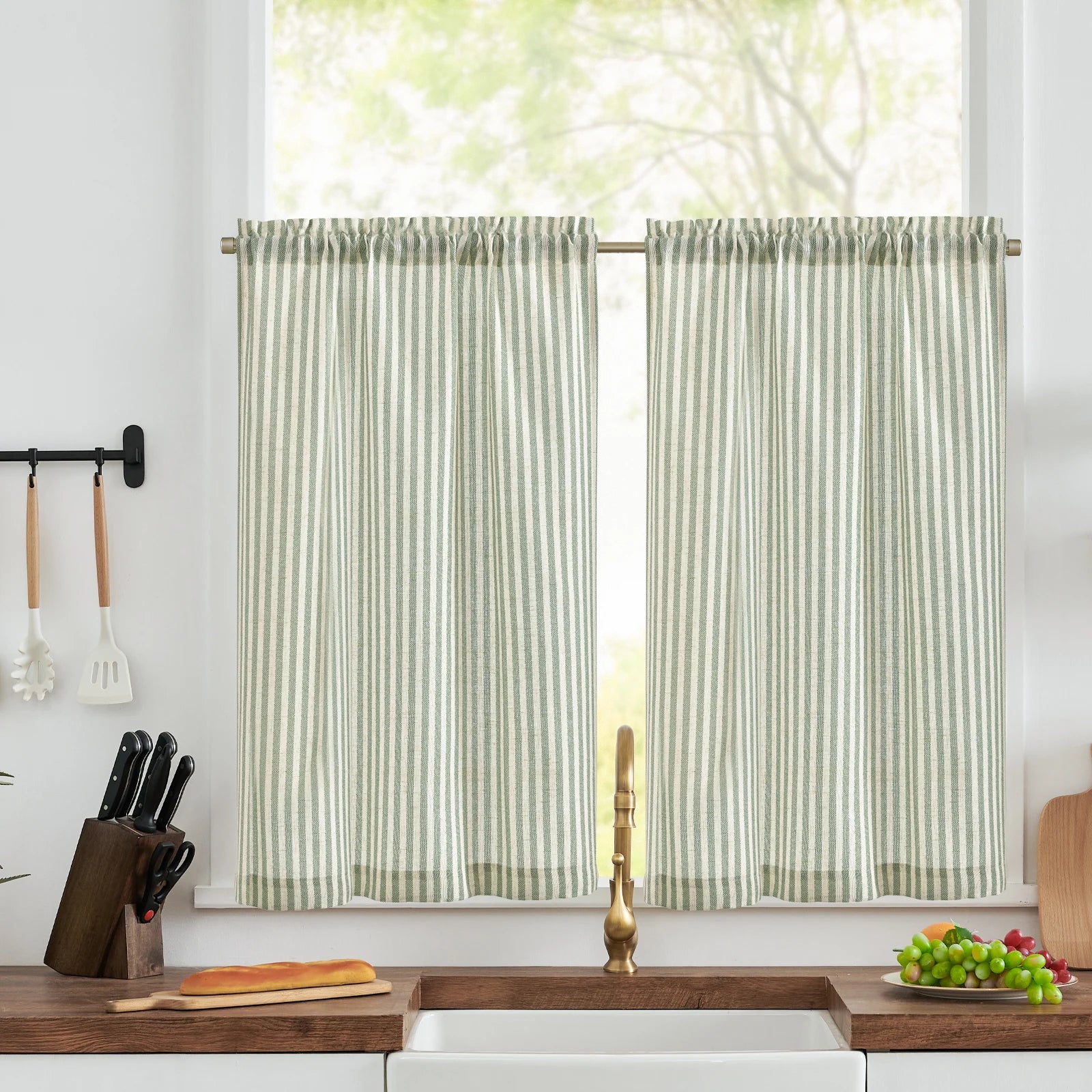 Rideaux à rayures pour cuisine, ajoutant une touche élégante et lumineuse à votre espace. Idéal pour apporter une ambiance chaleureuse tout en préservant l’intimité. Ces rideaux transformeraient n'importe quelle fenêtre en un point focal attrayant, parfaits pour une décoration moderne et invitante.