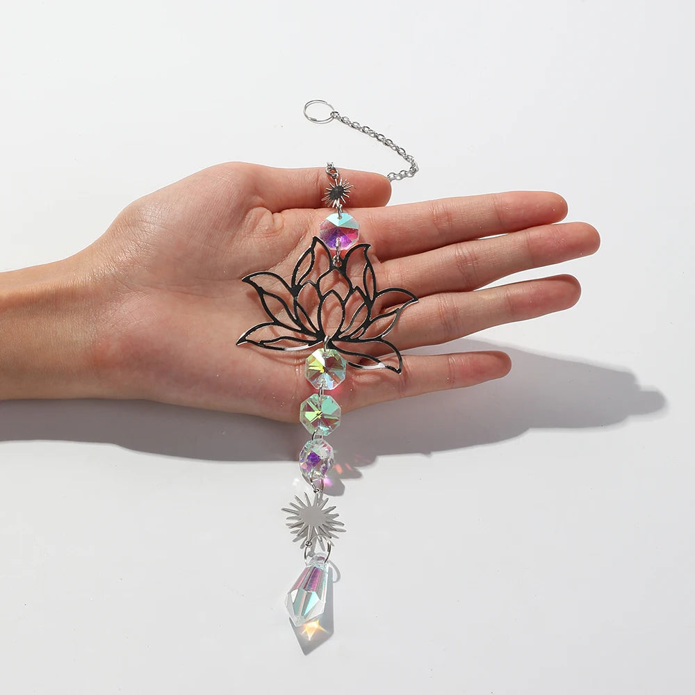 décoration extérieure boho mobile transparent argenté lune étoiles motifs floraux opalescent chaines jardin suncatcher