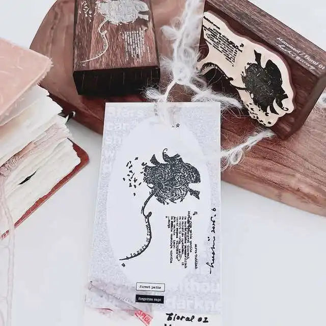 boîtes rangement vintage bois marron foncé gravure blanche étiquette ruban blanc artisanal set rangement