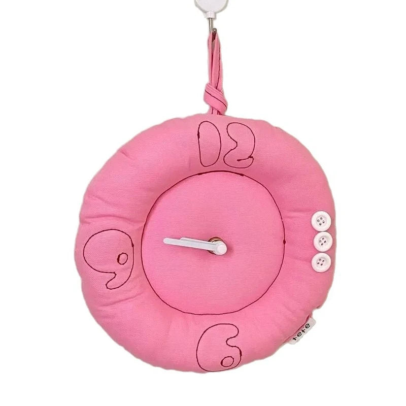 horloge murale moderne rose argentée tissu brodé salon décoration aiguilles boutons adhésif