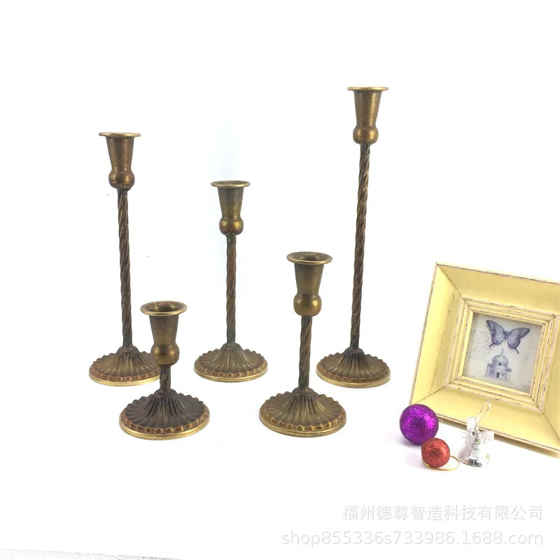 bougeoirs classiques bronze finement sculptés décoration maison vintage élégants fixations