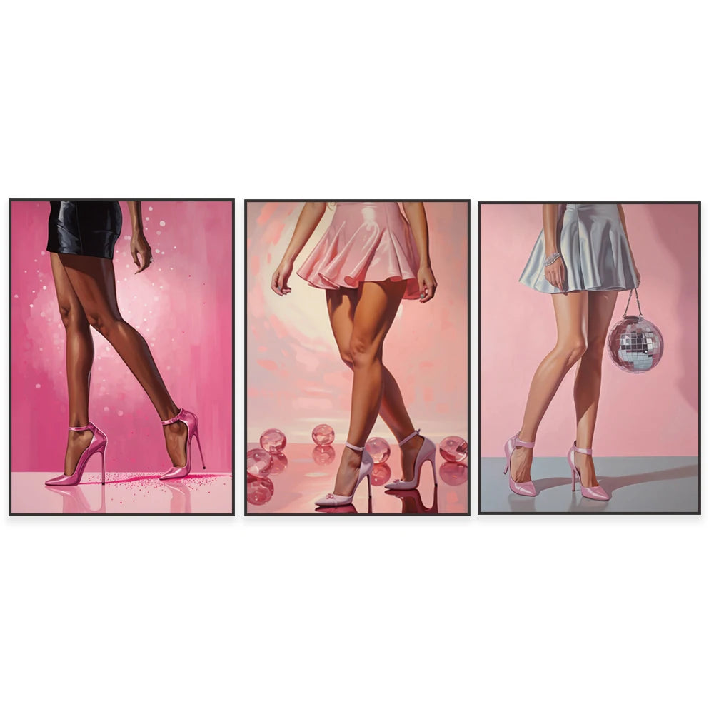 Des jambes minces et élancées habillées de talons hauts roses et argentés, dans un style glamour et féminin.