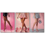 Des jambes minces et élancées habillées de talons hauts roses et argentés, dans un style glamour et féminin.