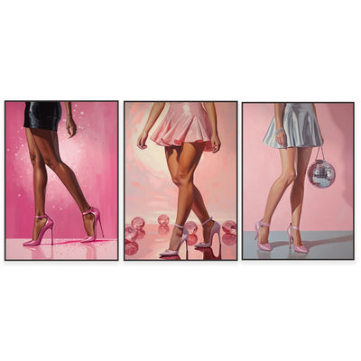 Des jambes minces et élancées habillées de talons hauts roses et argentés, dans un style glamour et féminin.