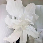 Fleur en papier blanc décorée sur une table de fête