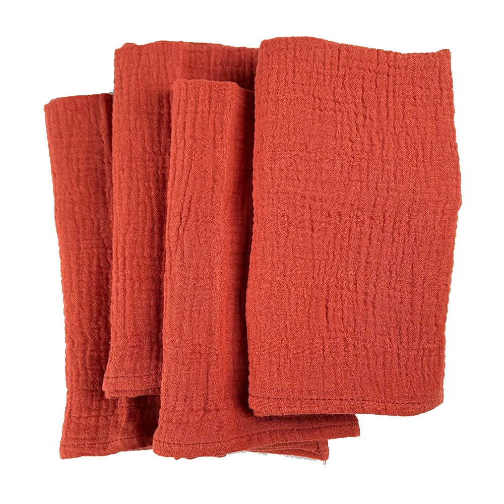 Des serviettes de bain épaisses et moelleuses dans une teinte rouge foncé.