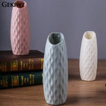 vase decoratif moderne bleu clair blanc rose texturé minimaliste table fleurs artificielles
