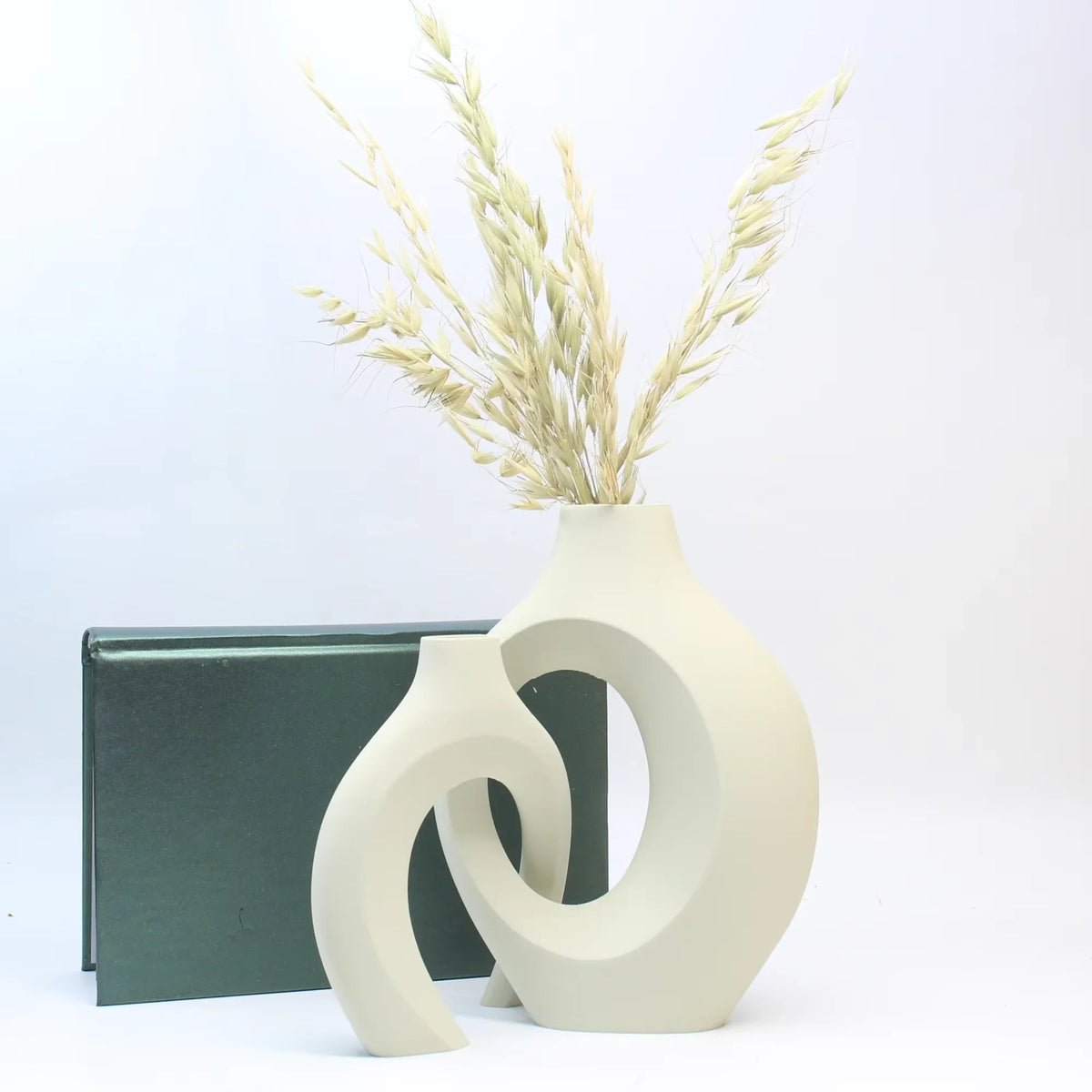 vases modernes minimalistes sculpturaux abstraits blanc cassé noir beige fleurs artificielles herbes séchées intérieur