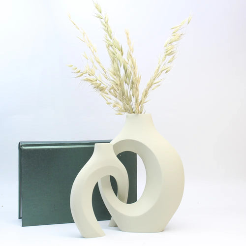 vases modernes minimalistes sculpturaux abstraits blanc cassé noir beige fleurs artificielles herbes séchées intérieur