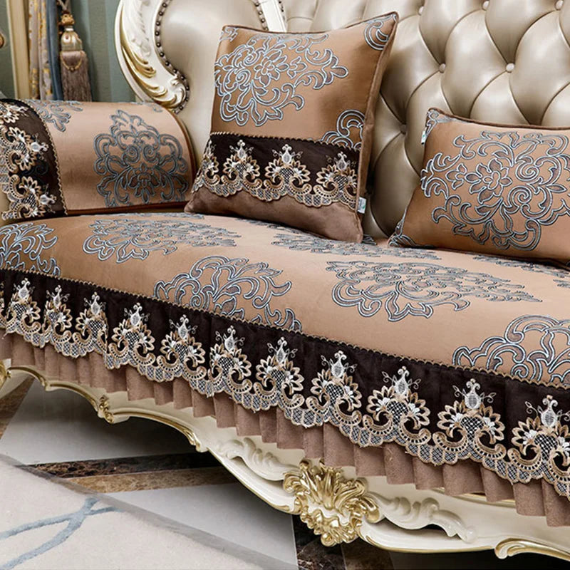 Canapé élégant à motifs floraux beige et noir avec détails de dentelle et finitions dorées, créant une atmosphère luxueuse et sophistiquée dans un intérieur d'ameublement.