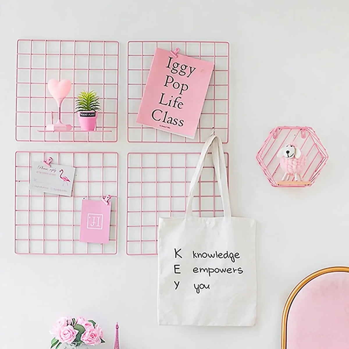 panneau mural rose blanc quadrillage métal moderne minimaliste décoration étagère plantes figurines cartes tote
