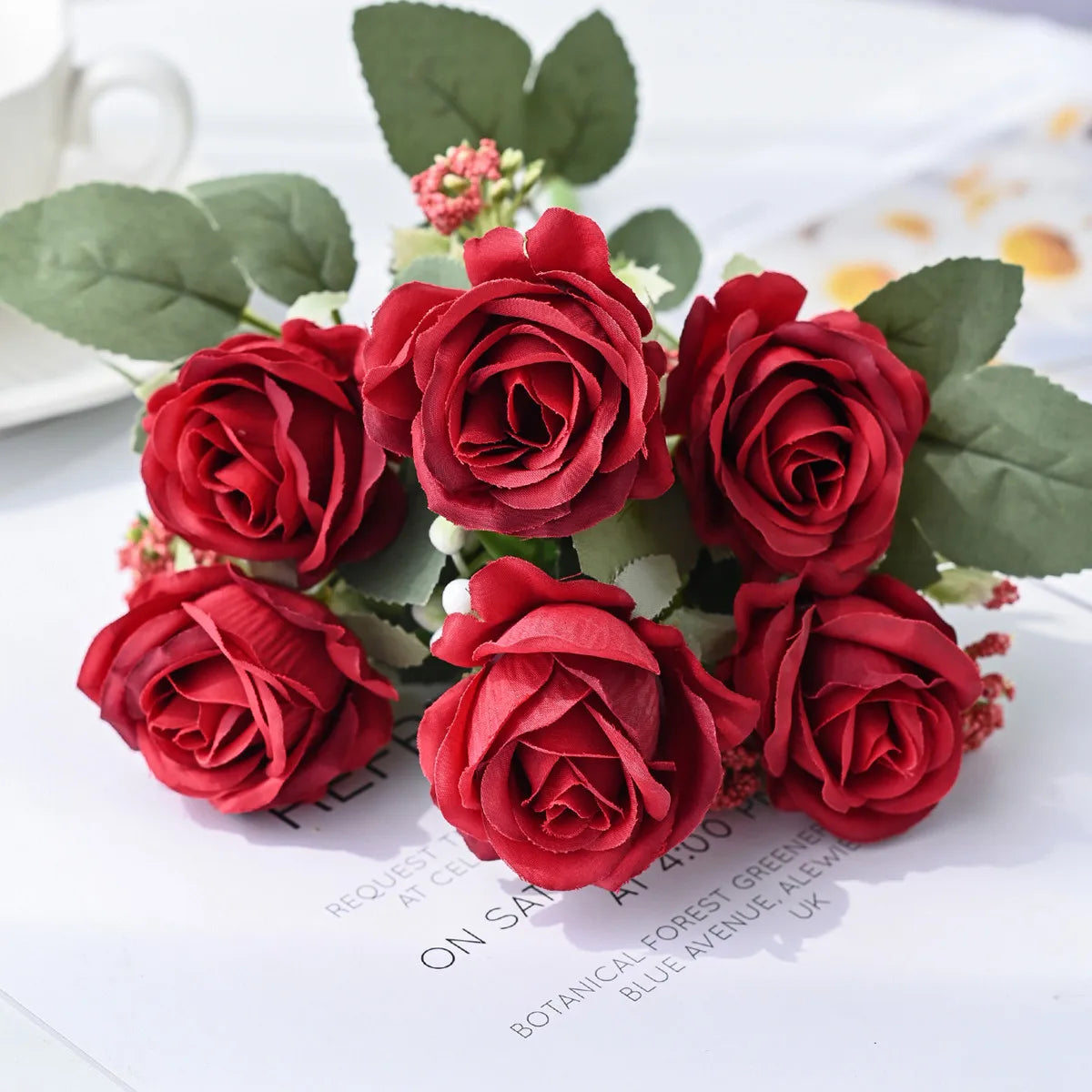 bouquet roses artificielles soie rouge blanc vert decoration mariage anniversaire intérieur classique romantique