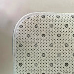 tapis moderne rouge noir blanc logo merCruiser points floraux antidérapant polyester pvc moussePE