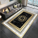 Un tapis de luxe avec un motif ornemental doré sur un fond noir et blanc, créant une ambiance élégante et raffinée dans ce salon moderne.