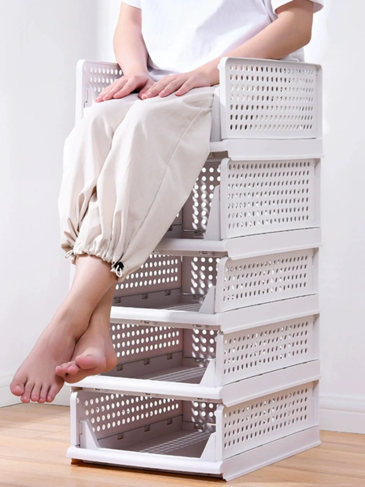 paniers rangement blancs perforés empilables respectueux environnement moderne fournis clips armoire vêtements pliés