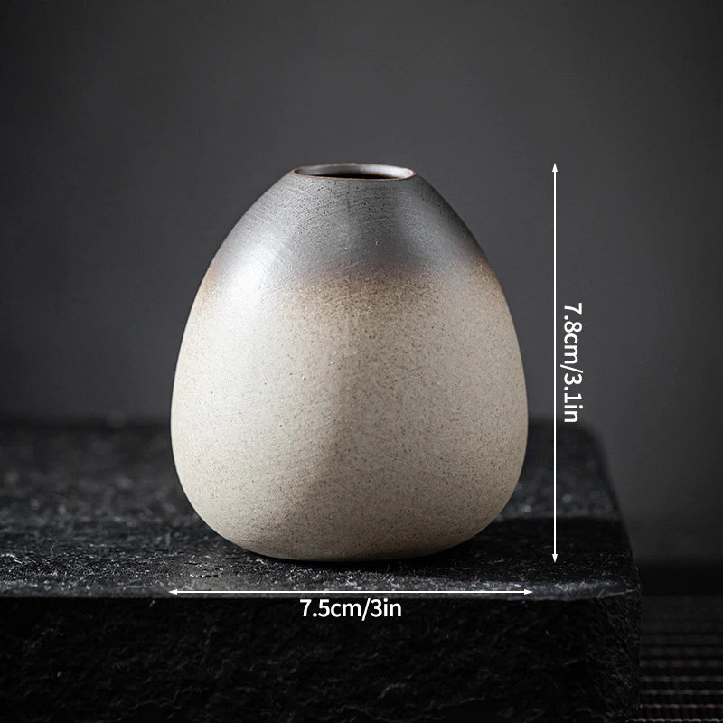 vase decoratif moderne minimaliste beige brun foncé texture grungy ombre douce decoration table fleur